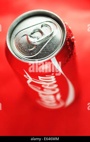 LONDON, UK - 27. Februar 2011: Detail des frisch kann Coca Cola auf rotem Grund (illustrative Redaktion) Stockfoto