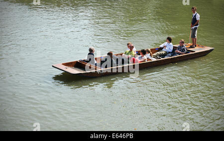 CAMBRIDGE, UK - 25. April 2011: Touristen Sehenswürdigkeiten Cambridge aus Gondel am Fluss Cam Stockfoto