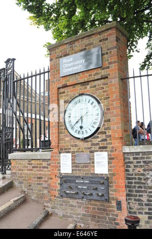 GREENWICH, UK - 21. August 2011: Touristen besuchen das Royal Observatory in Greenwich, London Stockfoto