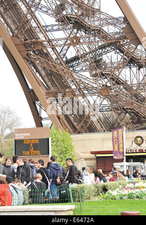 PARIS, Frankreich - 30. März 2011: Touristen Schlange am Ticketschalter am Eiffelturm in Paris Stockfoto