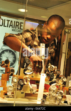 PARIS, Frankreich - 30. März 2011: Designer-Uhren zum Verkauf in Les Halles, einem beliebten Paris Einkaufszentrum Stockfoto