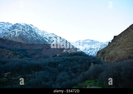 Kasbah de Toubkal, den höchsten Berg Mount Toubkal in Nordafrika 4167 Mt, schneebedeckten, Imlil-Tal, Hills, Umgebung, Marokko Stockfoto