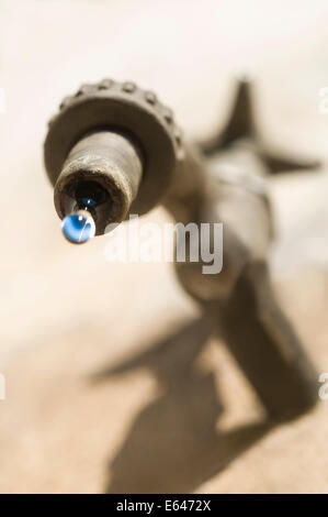 Wasserhahn mit Tropfen Stockfoto