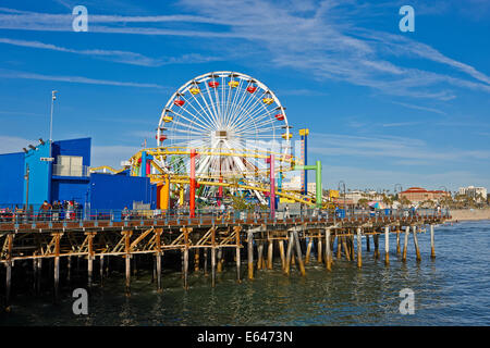 Blick auf Riesenrad und Achterbahn in Pacific Park am Santa Monica Pier. Santa Monica, Los Angeles, Kalifornien, USA. Stockfoto