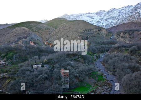 Kasbah de Toubkal, den höchsten Berg Mount Toubkal in Nordafrika 4167 Mt, schneebedeckten, Imlil-Tal, Hills, Umgebung, Marokko Stockfoto