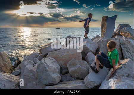 Jungen am Strand Stockfoto