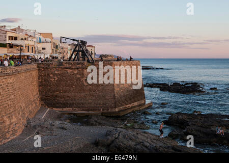 Menschen im Hafen von Alghero, Sardinien Stockfoto