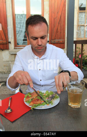 Mann beim Abendessen Stockfoto