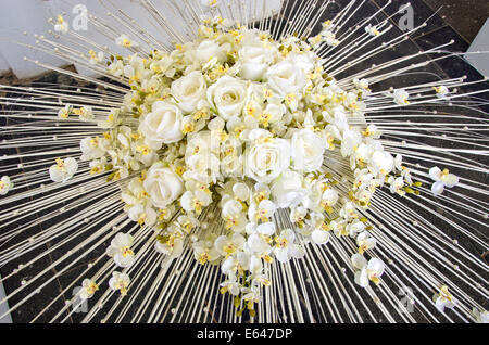 weiße Rosen großen Strauß Blumen Blumengeschäft Zusammensetzung Stockfoto