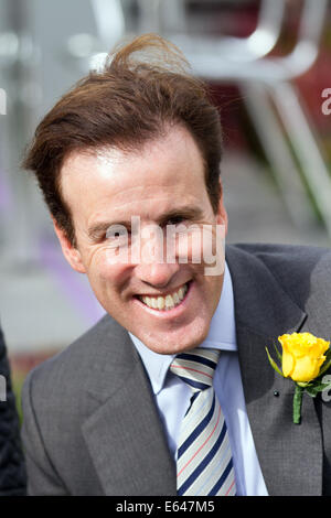 Southport, Merseyside, UK. 14. August 2014. Streng Come Dancing Star Anton du Beke öffnet Großbritanniens größte unabhängige Flower Show, die 85 Jahr Feier. "Ich werde einen Spaziergang, Blumenrabatten," kündigt Anton. "Und jeder, der will, zu kommen und zu sagen hallo, komm Und sag hallo." Stockfoto