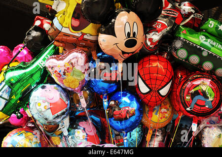 PARIS, Frankreich - 25. Juni 2011: Bunte Luftballons mit berühmten Karikaturen Figuren im Disneyland Stockfoto