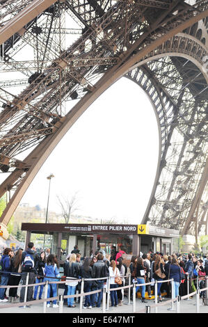 PARIS, Frankreich - 29. März 2011: Touristen Queuie für Tickets am Eiffelturm in Paris Stockfoto