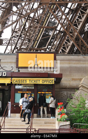 PARIS, Frankreich - 29. März 2011: Touristen Queuie für Tickets am Eiffelturm in Paris Stockfoto