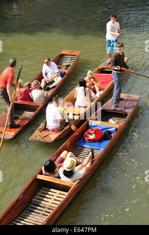 CAMBRIDGE, UK - 25. April 2011: Gondel mit Touristen Sehenswürdigkeiten Cambridge vom River Cam Stockfoto