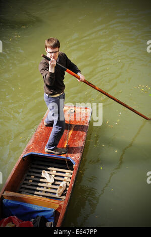 CAMBRIDGE, UK - 25. April 2011: Gondel mit Touristen Sehenswürdigkeiten Cambridge vom River Cam Stockfoto