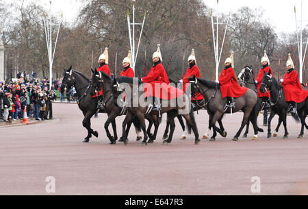 LONDON, UK - 8. März 2011: Touristen beobachten Sie die Wachablösung am Buckingham Palace Stockfoto