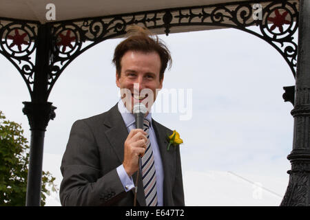 Southport, Merseyside, UK. 14. August 2014. Streng Come Dancing Star Anton du Beke öffnet Großbritanniens größte unabhängige Flower Show, die 85 Jahr Feier. "Ich werde einen Spaziergang, Blumenrabatten," kündigt Anton. "Und jeder, der will, zu kommen und zu sagen hallo, komm Und sag hallo." Stockfoto