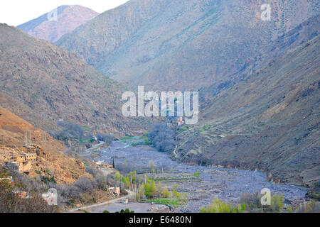 Kasbah de Toubkal, den höchsten Berg Mount Toubkal in Nordafrika 4167 Mt, schneebedeckten, Imlil-Tal, Hills, Umgebung, Marokko Stockfoto