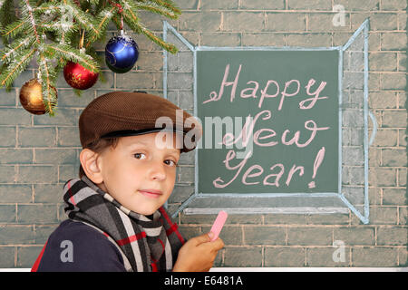 Weihnachtsdekoration, Schüler und Nachricht an Tafel: Frohes neues Jahr! Stockfoto