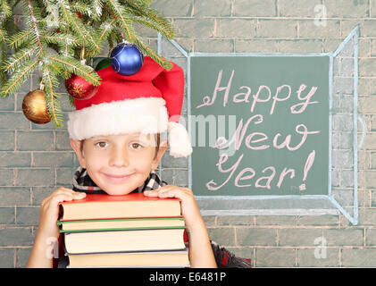 Weihnachtsdekoration, Schüler und Nachricht an Tafel "Frohes neues Jahr!" Stockfoto