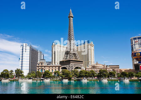 Nachbildung des Eiffelturms vor dem Hotel und Casino Paris. Las Vegas, Nevada, USA. Stockfoto