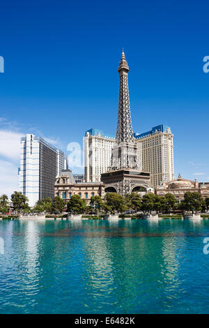 Außenansicht des Paris Hotel and Casino mit Eiiffel Tower Replik. Las Vegas, Nevada, USA. Stockfoto