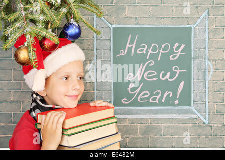 Weihnachtsdekoration, Schüler und Nachricht an Tafel: Frohes neues Jahr! Stockfoto