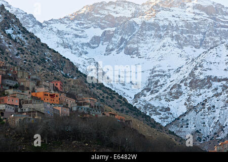 Kasbah de Toubkal, den höchsten Berg Mount Toubkal in Nordafrika 4167 Mt, schneebedeckten, Imlil-Tal, Hills, Umgebung, Marokko Stockfoto