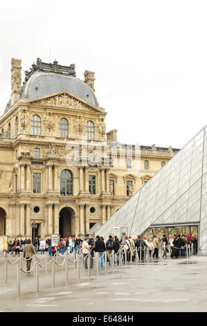 PARIS, Frankreich - 30. März 2011: Glaspyramide im Innenhof des Louvre in Paris Stockfoto