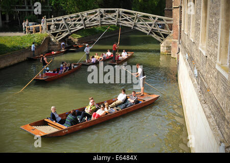 CAMBRIDGE, UK - 25. April 2011: Boote gleiten unter die Mathematical Bridge über den Fluss Cam in Cambridge, UK Stockfoto