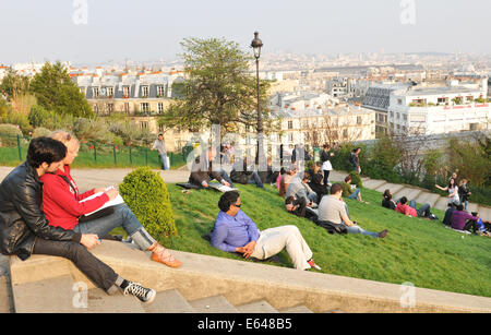 PARIS, Frankreich - 29. März 2011: Touristen bewundern das Panorama von Paris vom Montmartre Gipfel bei Sonnenuntergang Stockfoto