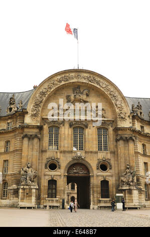 PARIS, Frankreich - 29. März 2011: Touristen besuchen die nationalen Residenz der Invaliden in Paris Stockfoto