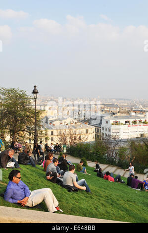 PARIS, Frankreich - 29. März 2011: Touristen bewundern das Panorama von Paris vom Montmartre Gipfel bei Sonnenuntergang Stockfoto