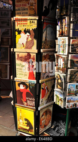 PARIS, Frankreich - 29. März 2011: Verschiedene Postkarten aus Paris für den Verkauf sind vor Souvenir-Shop angezeigt Stockfoto