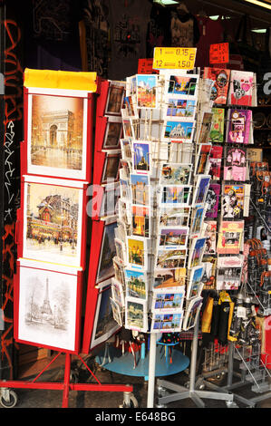 PARIS, Frankreich - 29. März 2011: Verschiedene Postkarten aus Paris für den Verkauf sind vor Souvenir-Shop angezeigt Stockfoto