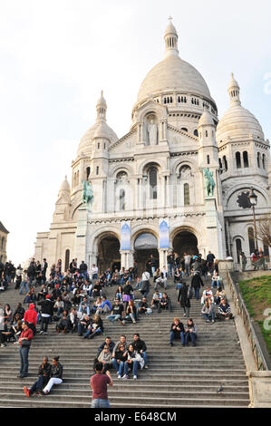 PARIS, Frankreich - 29. März 2011: Touristen bewundern die schöne Architektur der Basilika Sacre-Coeur in Paris, Frankreich Stockfoto