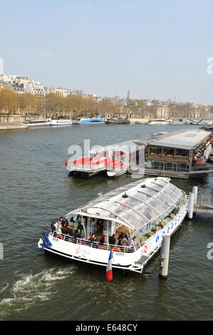 PARIS, Frankreich - 29. März 2011: Touristische Schifffahrt über den Fluss Seine in Paris Stockfoto