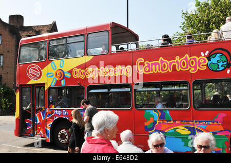 CAMBRIDGE, UK - 25. April 2011: Touristen-Warteschlange auf Sightseeing rote Stadtbus in zentralen Cambridge beginnen Stockfoto