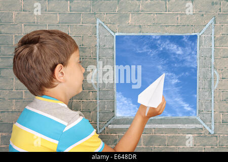 Die Schüler der Startebene Papier in das offene Fenster gezeichnet auf einer Kreidetafel Stockfoto