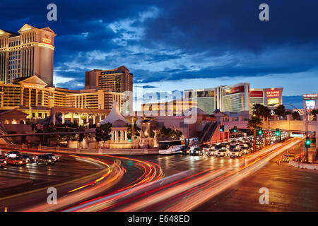 Der Las Vegas Boulevard ist bei Sonnenuntergang beleuchtet. Las Vegas, Nevada, USA. Stockfoto