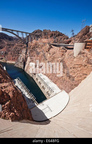 Blick auf den Hoover Dam in der schwarzen Schlucht des Colorado River, an der Grenze zwischen den US-Bundesstaaten Nevada und Arizona. Arizona, USA. Stockfoto