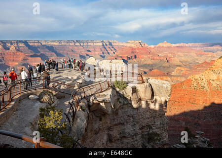 Menschen, die den Sonnenuntergang von einem Aussichtspunkt am Südrand des Grand Canyon aus beobachten. Arizona, USA. Stockfoto