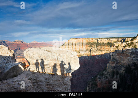 Die Schatten von Menschen Sonnenuntergang am Grand Canyon South Rim beobachten. Arizona, USA. Stockfoto