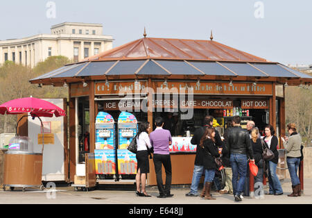 PARIS, Frankreich - 29. März 2011: Touristen Schlange an Fast-Food-Kiosk in der Nähe von Eiffelturm in Paris Stockfoto