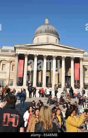 LONDON, UK - 18. November 2011: Gruppe von Touristen besuchen die National Gallery am Trafalgar Square in London. Stockfoto