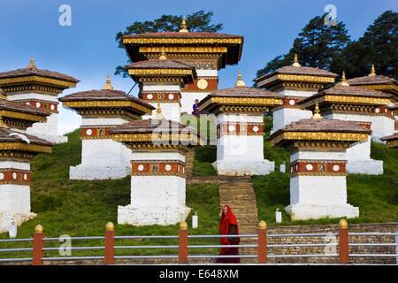 Kriegerdenkmal zum Gedenken an 2003 Grenzkrieg mit indischen Assam Separatisten bestehend aus 108 Chörten oder Stupas Dochu La (oder Stockfoto