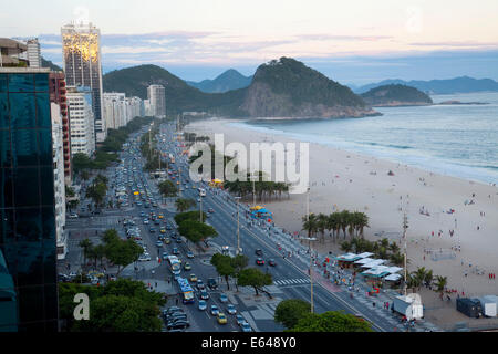 High-Angle Blick auf die Copacabana und Avenue Atlantica bei Dämmerung, Copacabana, Rio De Janeiro, Brasilien Stockfoto