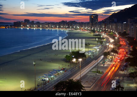 Copacabana-Strand und Atlantica Avenue bei Nacht, Copacabana, Rio De Janeiro, Brasilien Stockfoto