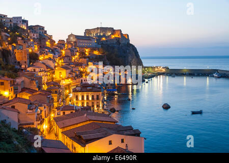 Blick auf die Stadt in der Abenddämmerung mit Castello Ruffo, Scilla, Kalabrien, Italien Stockfoto