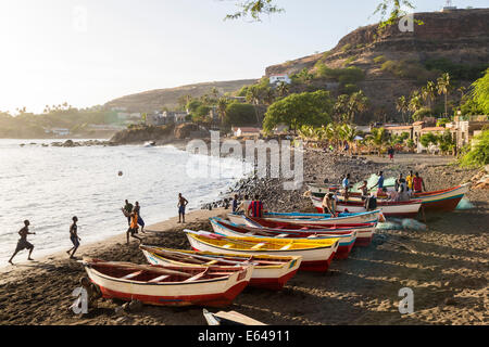 Angelboote/Fischerboote am Strand, Cidade Velha, Insel Santiago, Kapverden Stockfoto